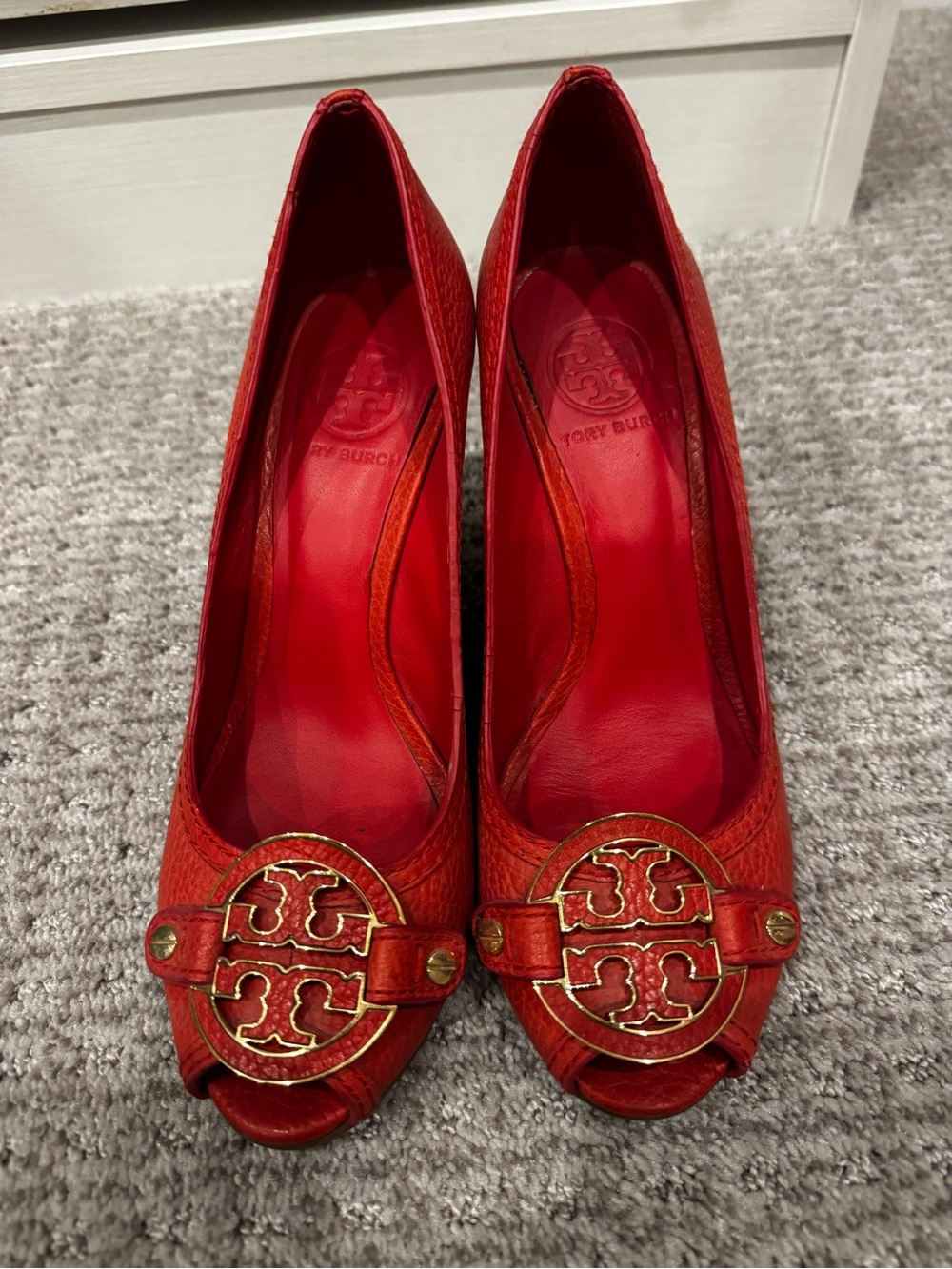Tory Burch orange Leather Peep-Toe Pumps with Logo Medallion